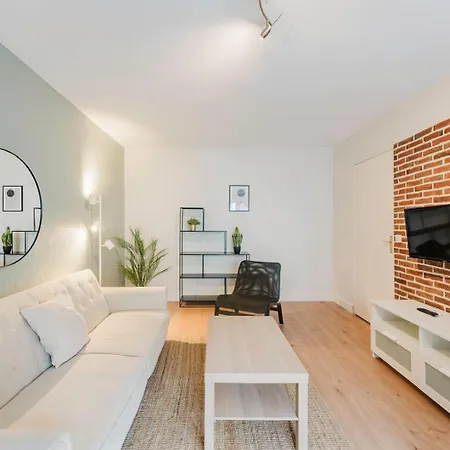 Apartment Fully-equipped Near The Center Of *