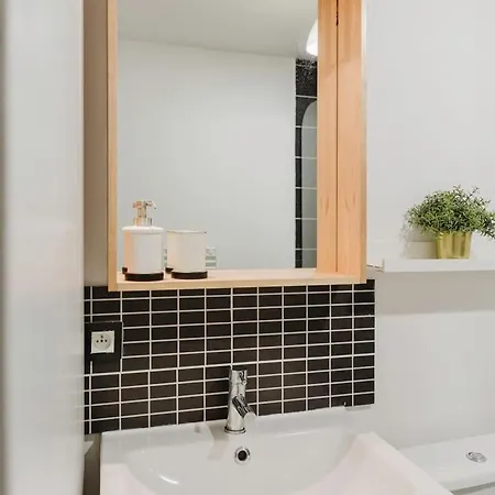 Fully-equipped Near The Center Of アパート リール